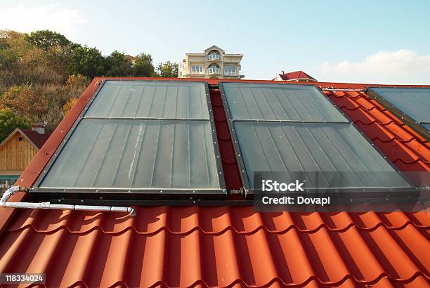 Alternativa Energy Sistema Solar No Telhado De Casa - Fotografias de stock e mais imagens de Azul