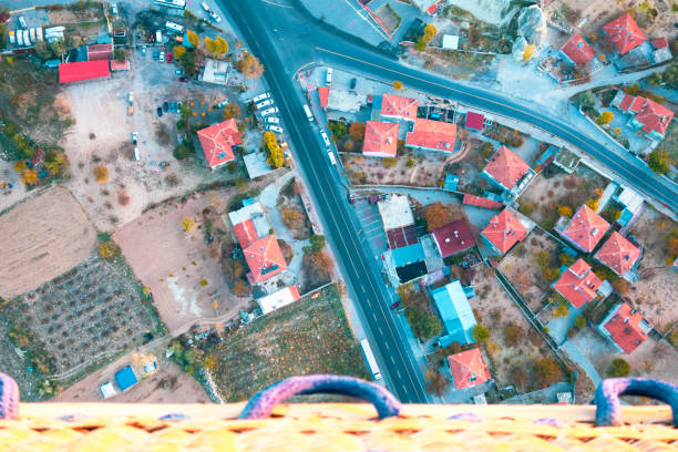 トルコのカッパドキアの街の夜明けに飛ぶ熱気球。バスケットからの眺め。 - turkey hot air balloon cappadocia basket ストックフォトと画像