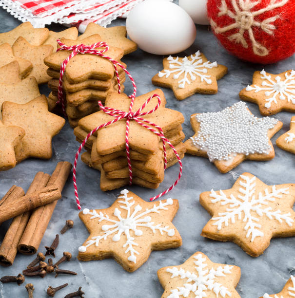 рождественские пряничные печенья - shortbread стоковые фото и изображения