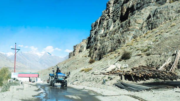 A road construction loader car dump truck (heavy equipment machine vehicle) in on old Hindustan-Tibet trade route (NH 22) in Kinnaur district of Himachal Pradesh, India. Spiti valley road condition between Manali and Kaza is bad due to high altitude Here Loader car always required to move aside or load materials such as asphalt, demolition debris, dirt, snow, feed, gravel, rock, sand, etc. un camión volquete de vehículos cargadores de construcción de carreteras (vehículo de máquina de equipo pesado) en kaja en lahul, himachal pradesh, india. el estado de la carretera del valle de spiti entre manali y kaza es malo debido a la gran altitu