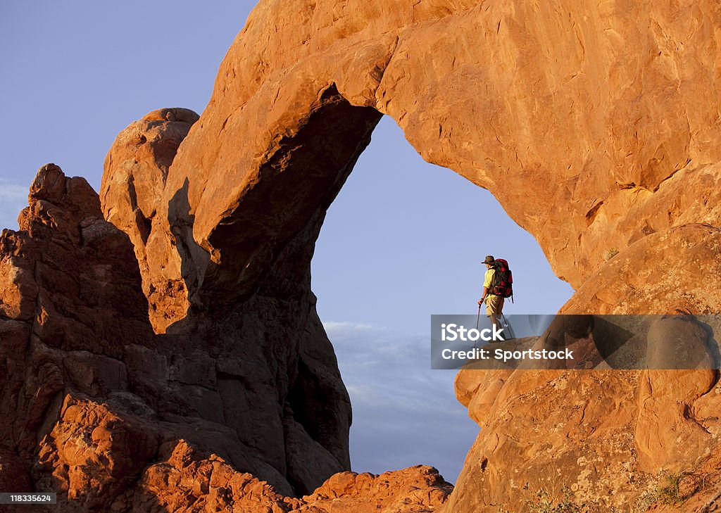 Routard admirer le paysage de Parc National Arches National Park - Photo de Activité de loisirs libre de droits