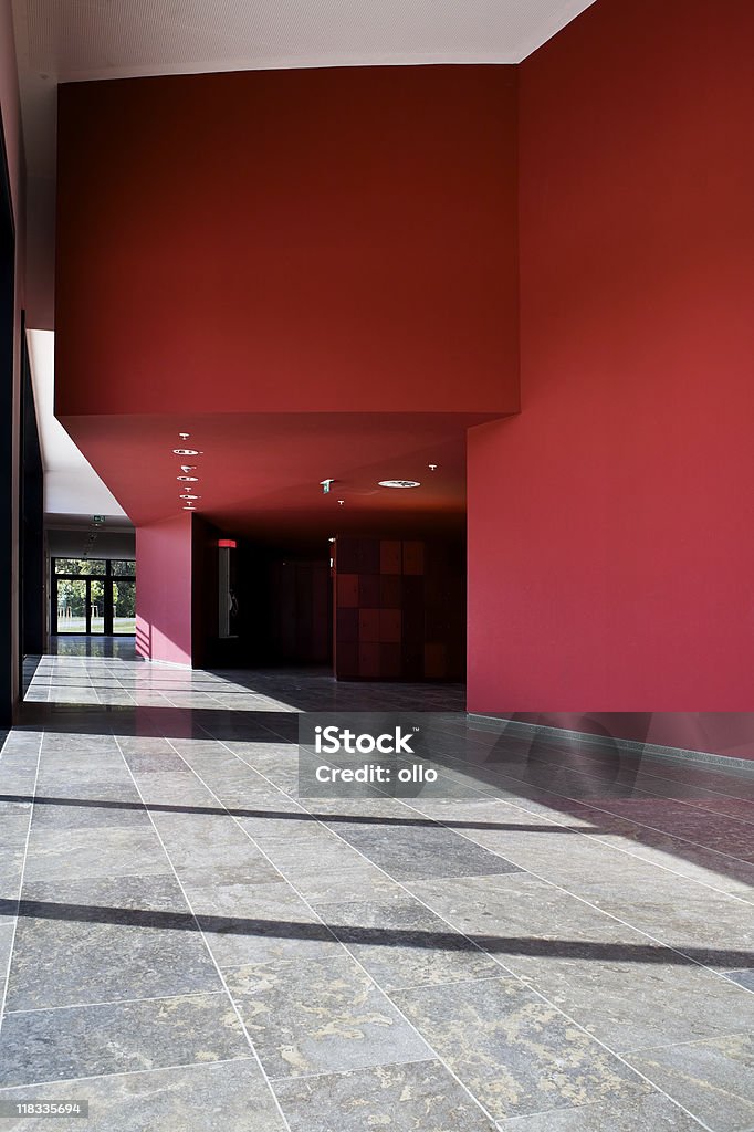 Salón con pared roja de entrada - Foto de stock de Arquitectura libre de derechos
