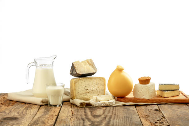 различные молочные продукты, сыр, сливки, молоко на деревянном столе и белый фон. - fetta cheese стоковые фото и изображения