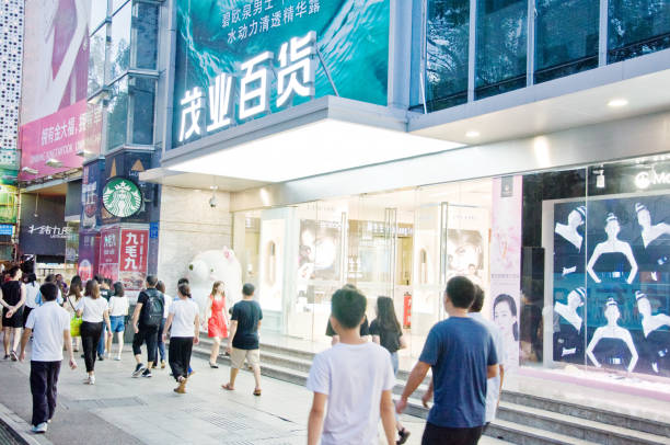 abends käufer und touristen in einem shenzhen markt, guangdong - china. - hong kong billboard asia china stock-fotos und bilder