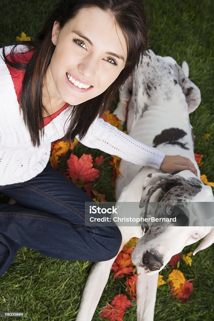 Lächelnde junge weibliche Verschweißung mit Ihrem Hund (great dane - Lizenzfrei 16-17 Jahre Stock-Foto