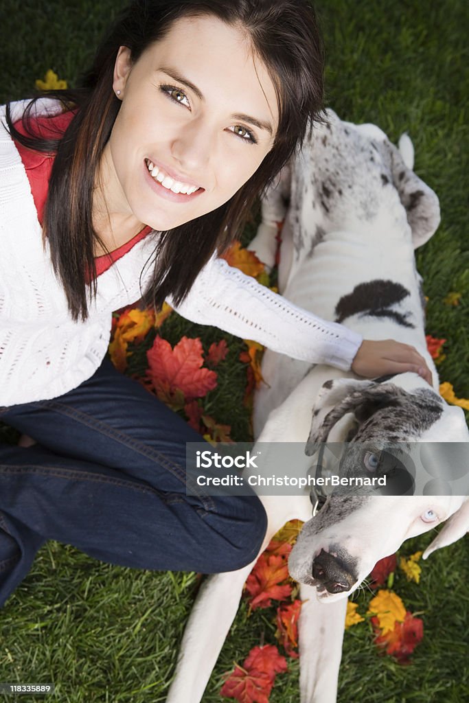 Łączenie Uśmiechający się kobieta z jej pies (dog niemiecki - Zbiór zdjęć royalty-free (16-17 lat)