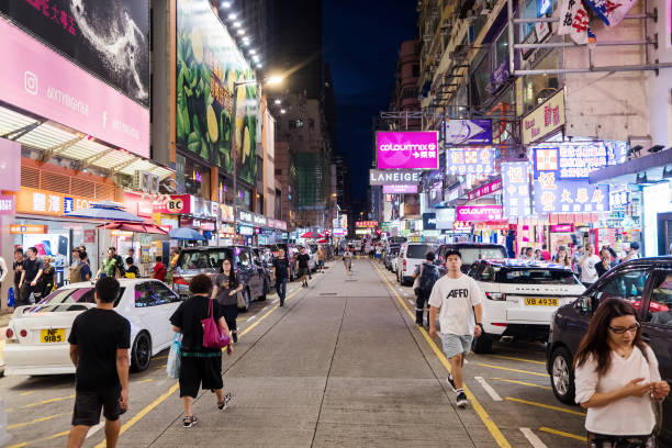 mongkok, vue de rue de hong kong - hong shopping night skyline photos et images de collection