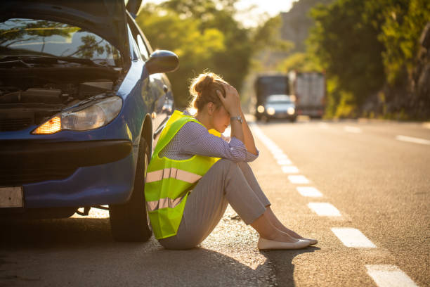 esperando a que sus ruedas sean retornadas - vehicle breakdown car stranded women fotografías e imágenes de stock