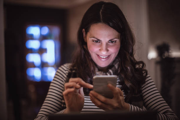 istock Pregnant woman using phone in a restaurant 1183368029