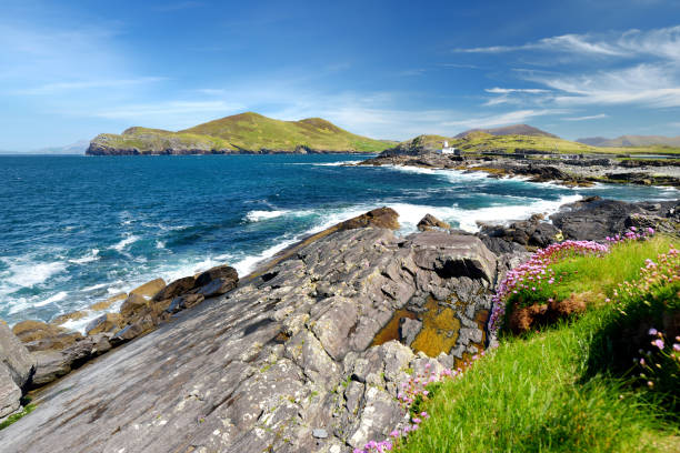 belle vue sur le phare de l'île valentia à cromwell point. emplacements à visiter sur la wild atlantic way. comté de kerry, irlande. - lanneau de kerry photos et images de collection