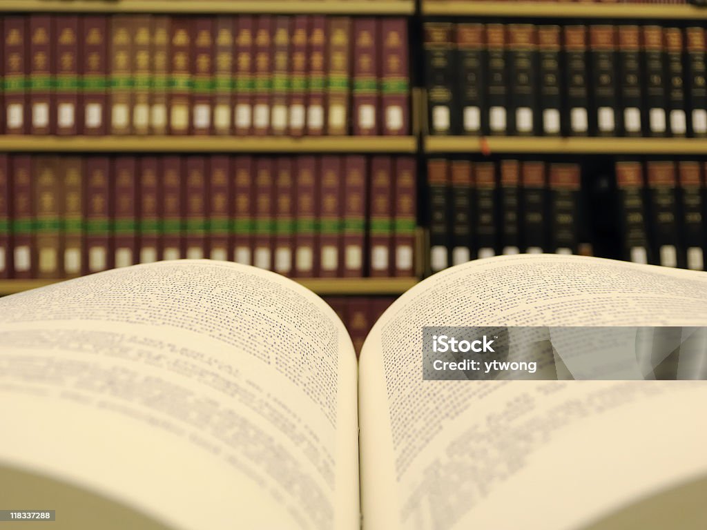 Libro en la biblioteca de derecho - Foto de stock de Biblioteca de derecho libre de derechos