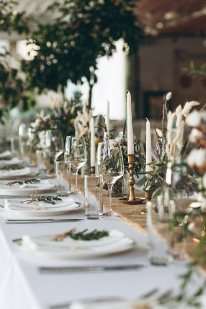 ajuste de mesa y decoración. - wedding reception fine dining table restaurant fotografías e imágenes de stock