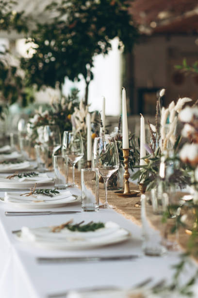 настройка стола и украшение. - restaurant banquet table wedding reception стоковые фото и изображения