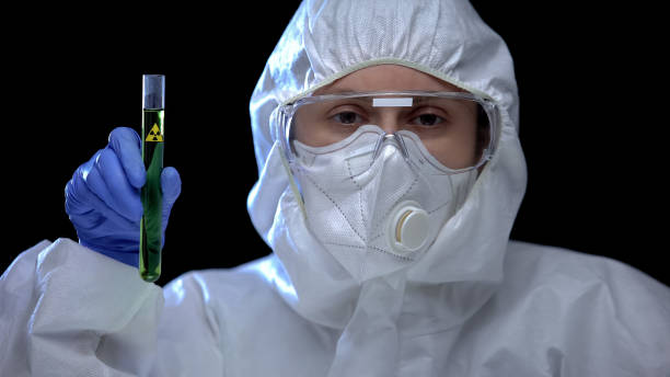 녹색 액체 이온화 방사선, 불법 실험실을 검사하는 보호복을 입은 여성 - protective suit adult adults only biotechnology 뉴스 사진 이미지