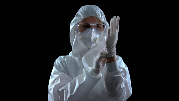 어두운 배경, 독소에 대한 고무 장갑을 착용 보호 복을 입은 사람 - protective suit 뉴스 사진 이미지