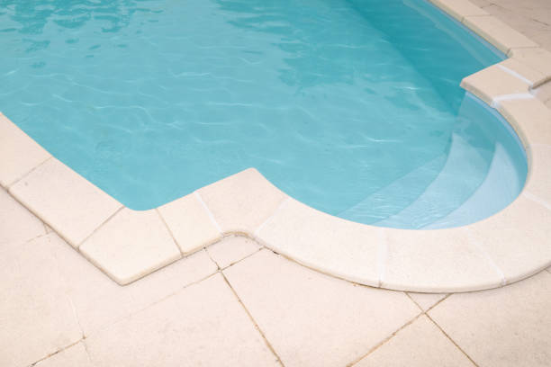 detail einer schönen treppe im blauen schwimmbad - poolbillard billard fotos stock-fotos und bilder