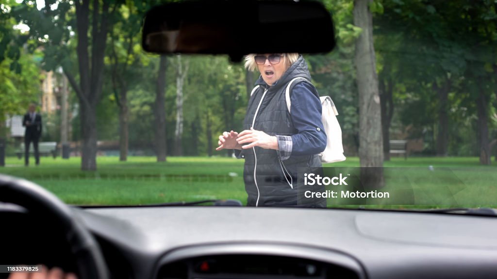 Fahrendes Auto hält vor verängstigter Fußgängerin, Menschenfaktor, Unfall - Lizenzfrei Fußgänger Stock-Foto