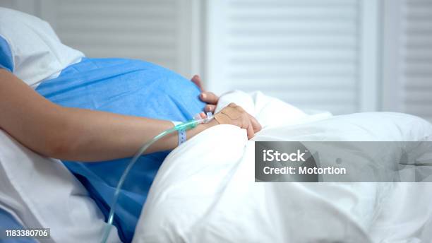 Zwangere Vrouw Met Deken Gevoel Buikpijn Risico Van Miskraam Stockfoto en meer beelden van Zwanger