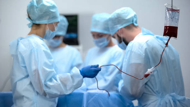 gotejamento intravenoso na sala de operação, transfusão de sangue durante a cirurgia, hospital - donors choose - fotografias e filmes do acervo