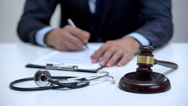 Judge signing arrest warrant for medical error, banging gavel near stethoscope Judge signing arrest warrant for medical error, banging gavel near stethoscope error message stock pictures, royalty-free photos & images