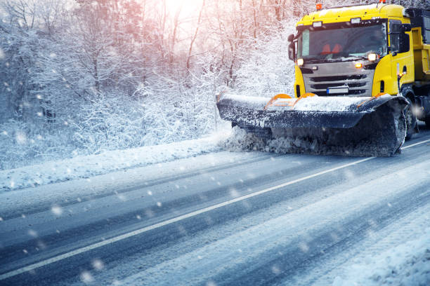 lkw-reinigung auf winterstraße mit schnee bedeckt - plow stock-fotos und bilder