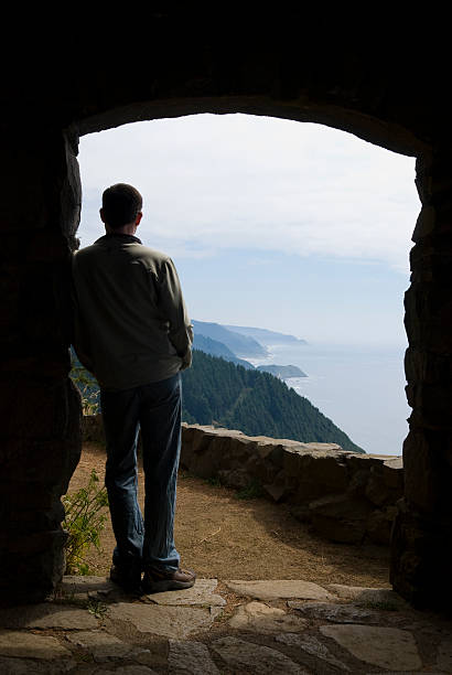 mann, blick auf die welt - mountain mountain peak oregon on top of stock-fotos und bilder