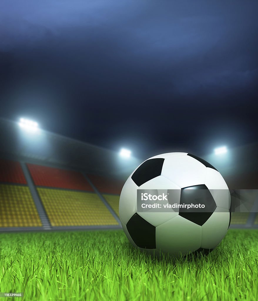 Pelota de fútbol en el estadio de noche - Foto de stock de Amarillo - Color libre de derechos