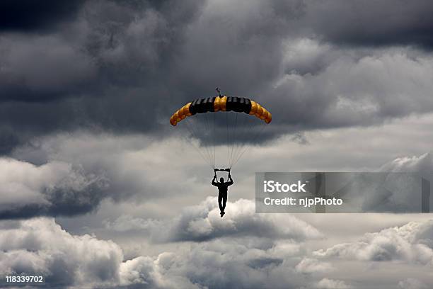 실루엣 하강하는 In Stormy 스카이 낙하산 부대원에 대한 스톡 사진 및 기타 이미지 - 낙하산 부대원, 낙하산-항공 비행체, 바람