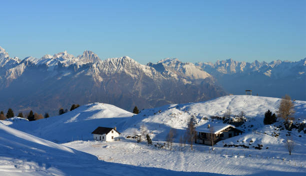 nieve fresca en las altas montañas - corvara fotografías e imágenes de stock