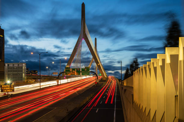 夕暮れ時の近代的な高速道路吊り橋 - boston bridge leonard p zakim bunker hill bridge massachusetts ストックフォトと画像