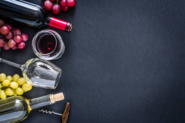 фон вин: красные, розовые и белые вина на черном фоне с копировальной промесят - wine cork white wine grape стоковые фото и изображения