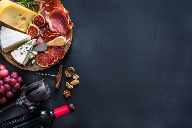 전채 프레임: 레드 와인, 경화 햄, 치즈를 검은 색 배경에 - food appetizer still life ham 뉴스 사진 이미지