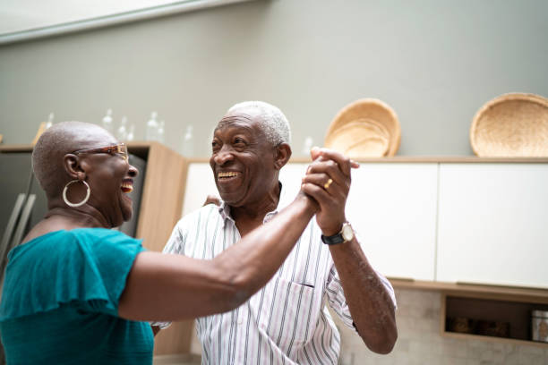 pareja mayor bailando en casa - couple healthy lifestyle real people characters fotografías e imágenes de stock