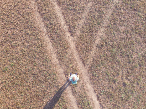 ライフコンセプトのパスを選択する - footpath field nature contemplation ストックフォトと画像