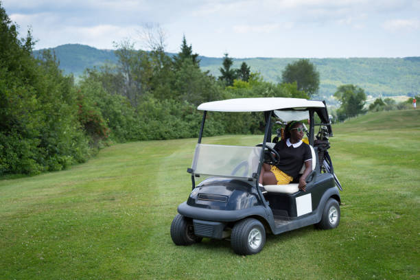 fille d'adolescent de mode dans le chariot de golf - golf cart golf mode of transport transportation photos et images de collection