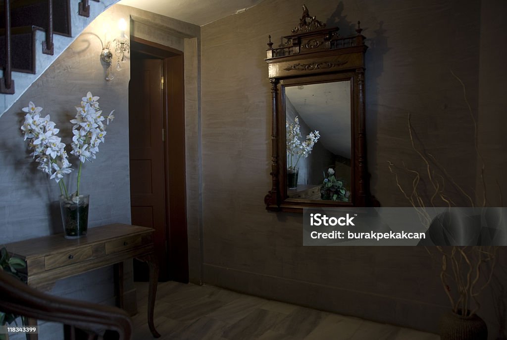 Corridoio moderno neutro, fiore sul tavolo, Turchia, Istanbul, Beykoz - Foto stock royalty-free di Accessibilità