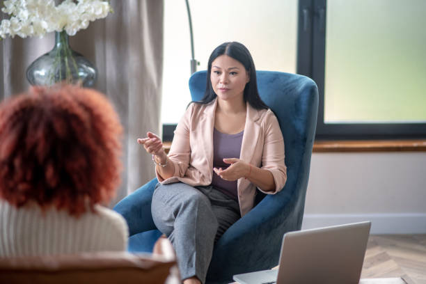 asian professional female psychologist speaking with client - garment emotional stress equipment household equipment imagens e fotografias de stock