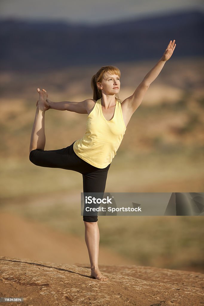 Mulher ao ar livre em Lord do Yoga Pose de Dança - Royalty-free Adulto Foto de stock