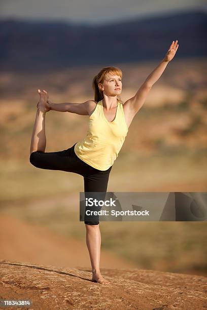 Mulher Ao Ar Livre Em Lord Do Yoga Pose De Dança - Fotografias de stock e mais imagens de Adulto - Adulto, Ao Ar Livre, Beleza