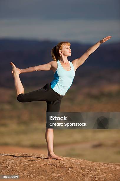 Mujer Practicar Yoga En Señor De La Danza Postura Foto de stock y más banco de imágenes de Actividades y técnicas de relajación - Actividades y técnicas de relajación, Adulto, Agilidad