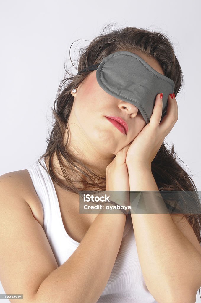 Giovane ragazza è dormire - Foto stock royalty-free di Composizione verticale