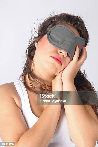 Foto de Jovem Garota Está Dormindo e mais fotos de stock de Acordar - Acordar, Descansar, Distraído