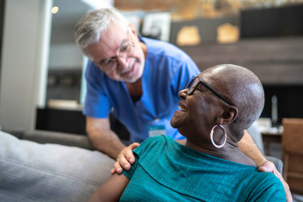 docteur et patient parlant à la maison - home caregiver senior adult community outreach nursing home photos et images de collection