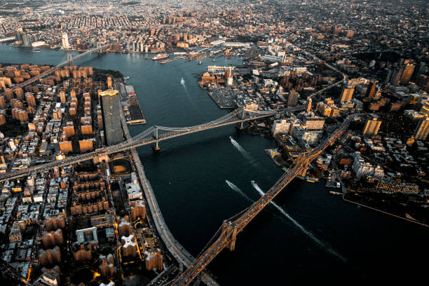 puentes que conectan nueva york, tomados de un helicóptero al atardecer - brooklyn bridge new york city angle brooklyn fotografías e imágenes de stock