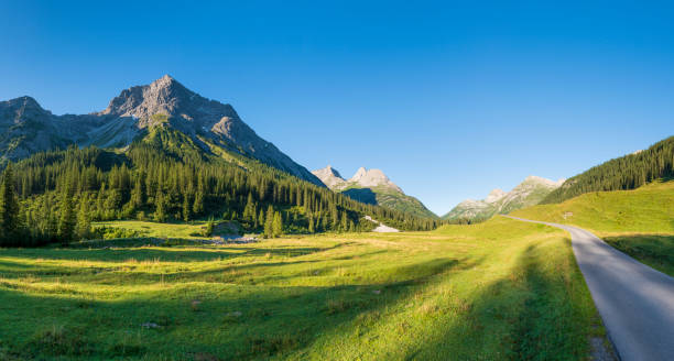 レッヒ渓谷への道 - autumn panoramic lech valley landscape ストックフォトと画像