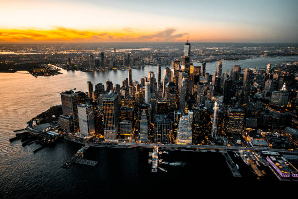 momento de la hora dorada del bajo manhattan, nueva york, capturado desde un helicóptero sobrevolando el east river - brooklyn bridge new york city angle brooklyn fotografías e imágenes de stock