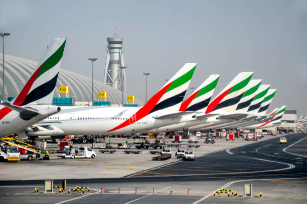 ogony samolotów linii emirates na dubai international - emirates airline zdjęcia i obrazy z banku zdjęć