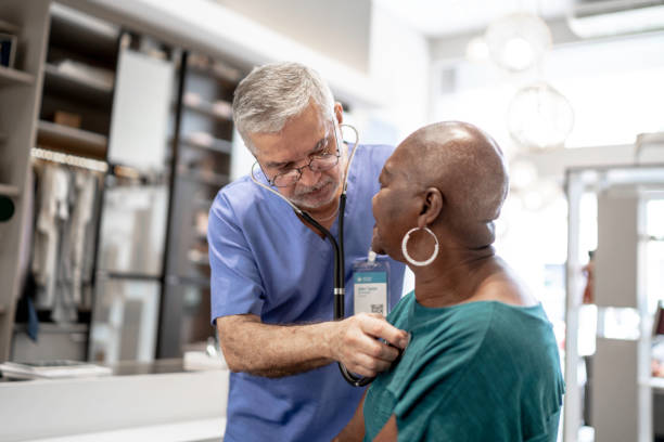 arzt untersucht patienten zu hause - patient room stock-fotos und bilder