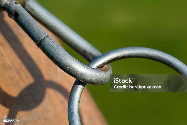 Gancio A Moschettone Sul Post In Legno Primo Piano - Fotografie stock e altre immagini di Amaca