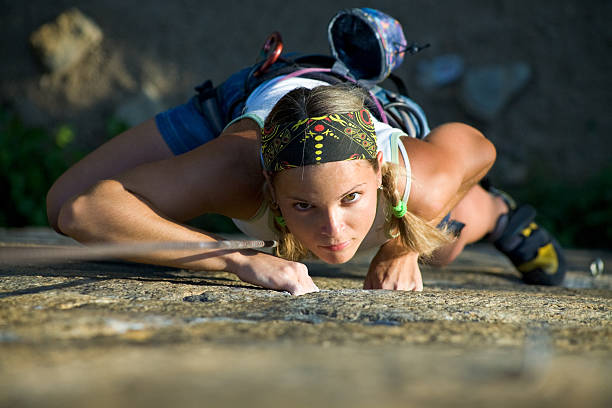 la práctica - rock climbing mountain climbing women climbing fotografías e imágenes de stock
